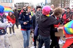 Cristãos são atacados por ativistas LGBTs durante protesto contra publicidade homoerótica