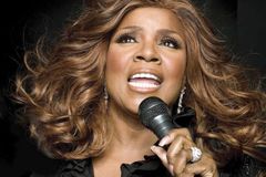 Gloria Gaynor, cantora de "I Will Survive", conta seu testemunho de conversão