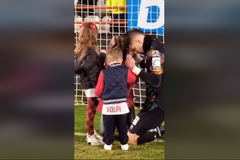 Goleiro Tiago Volpi ora com esposa e filhos em campo após partida