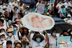 Ultrassom é exibido em telões no México para conscientizar sobre a vida no útero