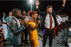 "Fiz o teste três vezes”, diz ex-prostituta curada de HIV em culto