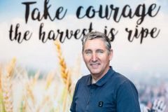 Dono de padaria abre espaço para evangelismo e batismo: "É um campo de colheita"