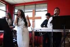 Comerciante faz cultos em sua padaria todos os domingos: ‘Deus escolheu este lugar’