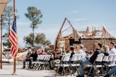Igreja faz culto em meio a destroços de templo destruído por tornado nos EUA