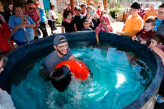 Tornado destrói igreja e batismo acontece em meio a destroços