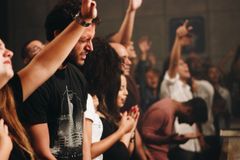 Estudo: jovens que oram têm mais saúde mental e prosperidade