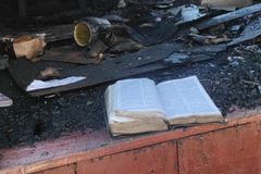 Casa é destruída por incêndio no RS, mas Bíblia fica intacta: "Deus dará forças"