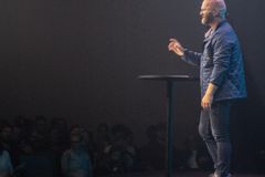 Calça colada leva pastor a ser repreendido: ‘Moralmente errado’