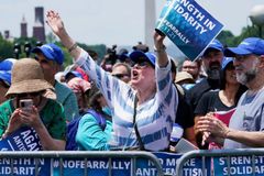 Milhares de pessoas se reúnem para protestar contra o antissemitismo nos EUA