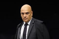 Moraes bloqueia contas de empresas envolvidas em manifestações