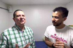 Surdo colombiano volta a ouvir durante culto: "Deus cura"