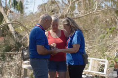 Sobrevivente de furacão nos EUA encontra Cristo após tragédia