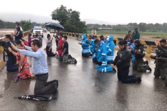 Policiais clamam a Deus com cristãos após furacão devastar Honduras