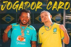 Em clima de Copa, VICTIN e Vulgo FK cantam "Jogador Caro"