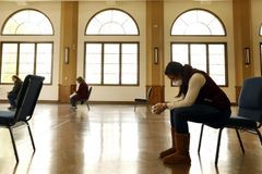 Igrejas devem reabrir sem cantar para evitar propagação do coronavírus, na Inglaterra