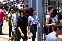 Mães oram pelos filhos em frente a portões no ENEM: "Para Deus iluminar as mentes deles"