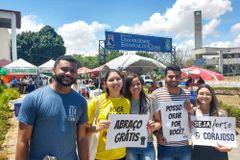 Jovens se unem para orar por estudantes antes da prova do Enem