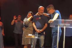 Pastor compartilha vídeo emocionante de seu pai aceitando a Jesus Cristo