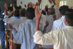 Hindus invadem culto na Índia e espancam fiéis