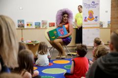 Facebook deleta página de mães que se opõem a sessão de leitura infantil com drag queens | Notícias Gospel