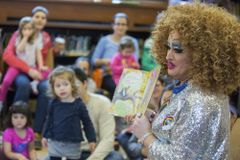 “Pais não sabem o que é melhor para os filhos”, diz professor após aula com drag queen | Notícias Gospel