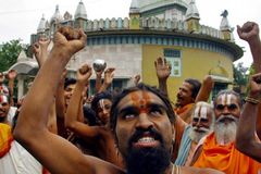 Hindus radicais invadem culto e espancam cristãos em igreja