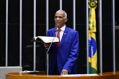 Deputados aprovam projeto que proíbe acréscimos aos textos da Bíblia