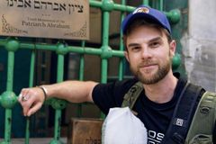 Ator de Hollywood lê Bíblia duas horas por dia e prega a muçulmanos