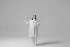 Hadassah Perez exalta a grandeza de Deus em "Incomparável"