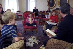 Bíblia infantil progressista questiona criação de Adão antes de Eva