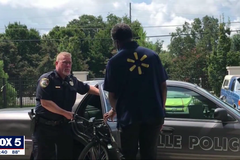 Vítima ora após roubo e ganha bicicleta de policial: ‘Deus o enviou’