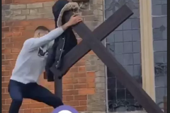 Homem é preso após arrancar cruz da fachada de igreja em Londres