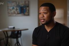 Prestes a ser esfaqueado, ex-membro de gangue ora por agressor: "Deus foi a resposta"