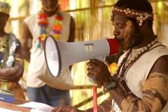 "Faz quase 2 mil anos que esperamos pela tradução da Bíblia", diz líder de tribo