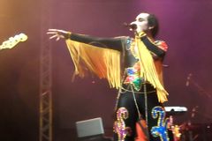 Cantor diz que 'Jesus é travesti'; Danilo Gentili responde