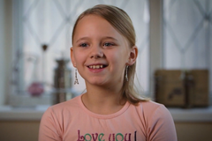 Menina que sofria com mãe alcoólatra é resgatada por cristãos: "Pedi a Jesus uma família"