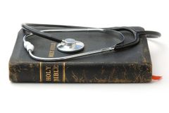 Ao expulsar demônios de paciente durante tratamento, médico cristão é processado