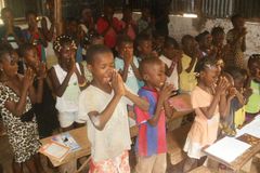 Escola bíblica de férias leva 21 crianças ao batismo no Zimbábue