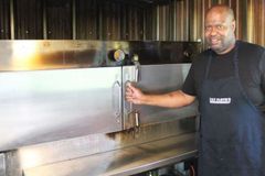 Pastor cria churrascaria em igreja nos EUA para arrecadar 1 bilhão de dólares para missões