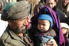 Refugiados afegãos enfrentam deportações e são obrigados a deixar familiares