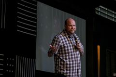 São nas circunstâncias difíceis que podemos conhecer o coração de Deus, diz Nic Billman