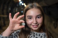 Menina de 11 anos encontra moeda cunhada por sacerdote do Segundo Templo