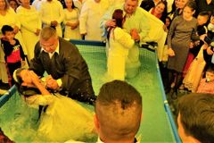 Dezenas de jovens se batizam em aldeia remota, após ação evangelística | Notícias Gospel