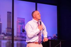 Pastor sobrevive a queda de 9 metros e prega dois dias depois: "Deus me poupou"