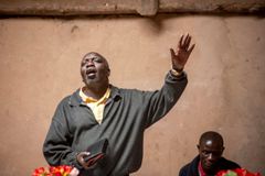 África: Vizinhos dão comida envenenada a membros de igreja e matam 5 pessoas