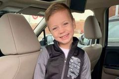 "Anjos o pegaram", diz mãe de menino que sobreviveu à queda de 12 metros