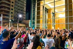 Multidão se reúne para orar em shopping onde jovens cometeram suicídio