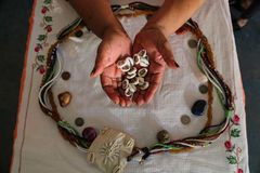 Esposa de pastor famoso consulta mãe de santo para descobrir amante