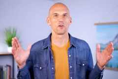 Ex-ateu foi convencido por Deus após professor tentar mostrar ‘erros’ na Bíblia