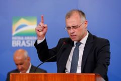 Ministro da Justiça ora pela família em culto de ação de graças no Planalto